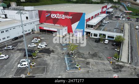 salvador, bahia, brasilien - 24. november 2021: Fassade eines Extra-Supermarktladens in der Stadt Salvador. Stockfoto