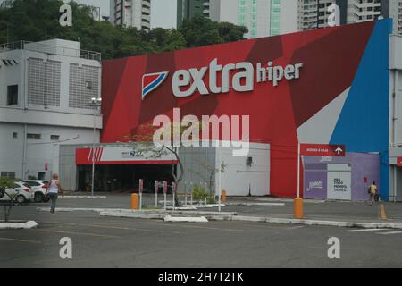 salvador, bahia, brasilien - 24. november 2021: Fassade eines Extra-Supermarktladens in der Stadt Salvador. Stockfoto