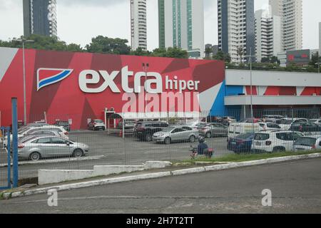 salvador, bahia, brasilien - 24. november 2021: Fassade eines Extra-Supermarktladens in der Stadt Salvador. Stockfoto