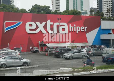 salvador, bahia, brasilien - 24. november 2021: Fassade eines Extra-Supermarktladens in der Stadt Salvador. Stockfoto