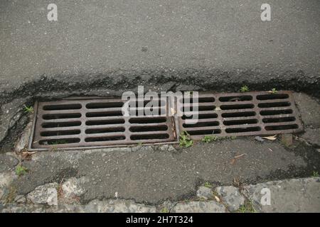 salvador, bahia, brasilien - 24. november 2021: Raster einer Straßenrinne zur Regenwassersammlung in der Stadt Salvador. Stockfoto