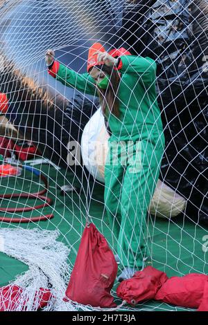 Central Park West, New York, USA, 24. November 2021 - Tausende von Menschen kamen zur Macys Thanksgiving Day Parade Balloon Inflation Feier auf der Upper West Side Today in New York City. Foto: Luiz Rampelotto/EuropaNewswire FOTOKREDIT ERFORDERLICH. Stockfoto