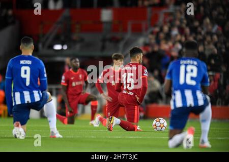 Liverpool, Großbritannien. 24th. November 2021. Spieler beider Teams knieen vor dem Spiel in Liverpool, Vereinigtes Königreich am 11/24/2021. (Foto von Simon Whitehead/News Images/Sipa USA) Quelle: SIPA USA/Alamy Live News Stockfoto