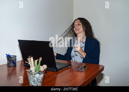 Gestresste junge Frau, die arbeitet Stockfoto