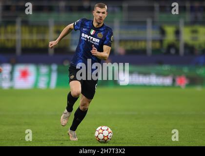 Mailand, Italien, 24th. November 2021. Edin Dzeko vom FC Internazionale während des UEFA Champions League-Spiels in Giuseppe Meazza, Mailand. Bildnachweis sollte lauten: Jonathan Moscrop / Sportimage Kredit: Sportimage/Alamy Live News Stockfoto