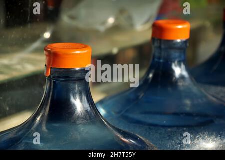 Nahaufnahme der orangefarbenen Mineralwassergallonabdeckung. Die Farbe des Flaschendeckels zeigt an, dass das Wasser aufgefüllt wird Stockfoto