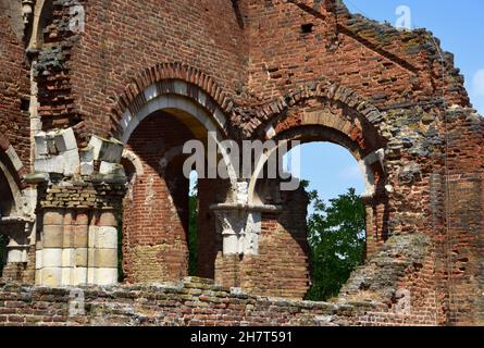 NOVI BECEJ, SERBIEN - Jul 10, 2021: Araca Serbia July 10, 2021 Ich besuchte dieses Kloster als Touristenziel, erbaut 1230, von dem nur Ruinen wieder Stockfoto