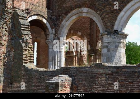 NOVI BECEJ, SERBIEN - Jul 10, 2021: Araca Serbia July 10, 2021 Ich besuchte dieses Kloster als Touristenziel, erbaut 1230, von dem nur Ruinen wieder Stockfoto