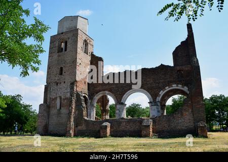 NOVI BECEJ, SERBIEN - Jul 10, 2021: Araca Serbia July 10, 2021 Ich besuchte dieses Kloster als Touristenziel, erbaut 1230, von dem nur Ruinen wieder Stockfoto