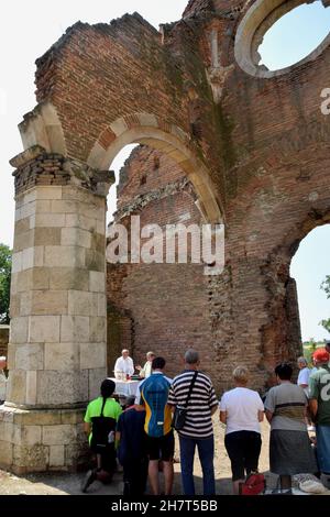 NOVI BECEJ, SERBIEN - Aug 28, 2021: Araca Serbien July 10, 2021 Ich besuchte dieses Kloster als Touristenziel, erbaut 1230, von dem nur Ruinen wieder Stockfoto