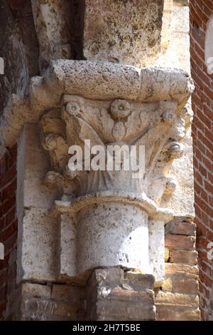 NOVI BECEJ, SERBIEN - Jul 10, 2021: Araca Serbia July 10, 2021 Ich besuchte dieses Kloster als Touristenziel, erbaut 1230, von dem nur Ruinen wieder Stockfoto