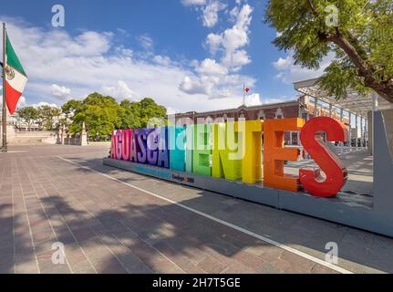 Aguascalientes, Zentralmexiko, Mexiko, 10. September 2021: Bunte Buchstaben des zentralen Platzes von Aguascalientes Plaza de la Patria vor der Kathedrale von Aguascalientes Stockfoto