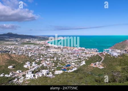 Panoramasicht auf den Yachthafen von Cabo San Lucas und den Strand von El Medano vom Aussichtspunkt des Observatoriums Cerro de la Z. Stockfoto