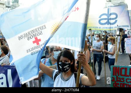 Buenos Aires, Argentinien. 24th. November 2021. 2nd Fackel märz der Krankenschwestern aus der Stadt Buenos Aires fordern die Aufnahme in die berufliche Karriere und Gehaltsverbesserungen. Quelle: Nicolas Parodi/Alamy Live News Stockfoto