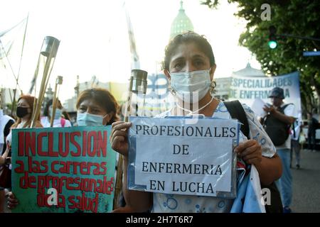 Buenos Aires, Argentinien. 24th. November 2021. 2nd Fackel märz der Krankenschwestern aus der Stadt Buenos Aires fordern die Aufnahme in die berufliche Karriere und Gehaltsverbesserungen. Quelle: Nicolas Parodi/Alamy Live News Stockfoto