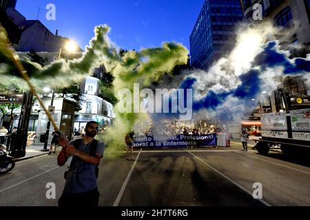 Buenos Aires, Argentinien. 24th. November 2021. 2nd Fackel märz der Krankenschwestern aus der Stadt Buenos Aires fordern die Aufnahme in die berufliche Karriere und Gehaltsverbesserungen. Quelle: Nicolas Parodi/Alamy Live News Stockfoto