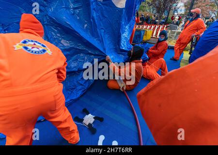 New York, USA. 24th. November 2021. Arbeiter arbeiten am Blue Macy's Star Ballon während der 95th Macy's Thanksgiving Day Parade Ballon Inflation in der West 81st Straße in New York am 24. November 2021. Die Parade wurde nach der verkleinerten Version von 2020 wegen der COVID-19-Pandemie zurückgegeben und die Zuschauer werden die volle Parade entlang der üblichen Route von der Upper West Side zum Hauptkaufhaus von Macy in der 34th Street sehen können. (Foto von Lev Radin/Sipa USA) Quelle: SIPA USA/Alamy Live News Stockfoto