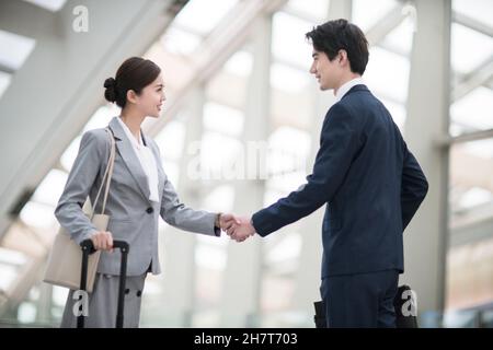 Geschäftsleute treffen sich am Flughafen Stockfoto
