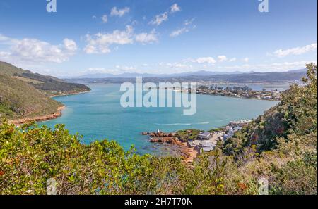 Die Knysna Lagoon auf der südafrikanischen Garden Route, mit Featherbed Nature Reserve auf der linken Seite und Leisure Isle auf der rechten Seite. Stockfoto