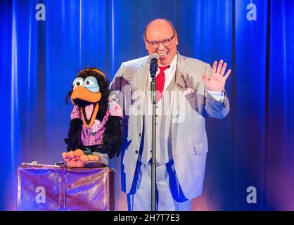 Hamburg, Deutschland. 22nd. November 2021. Der Bauchredner Kay Scheffel tritt bei der Generalprobe der neuen Staffel von Variete im Hansa Theater auf. Die neue Saison feiert ihre Premiere am 25.11.2021. Quelle: Daniel Bockwoldt/dpa/Alamy Live News Stockfoto