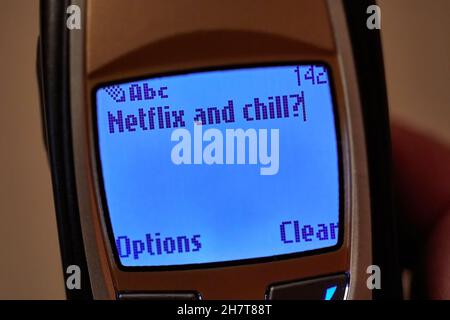 SMS-Nachricht mit Netfilx und Chill empfangen Stockfoto