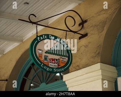 NEW ORLEANS, USA - 02. Nov 2021: Das Eingangsschild des Cafe Du Monde Logo Stores in New Orleans, USA Stockfoto