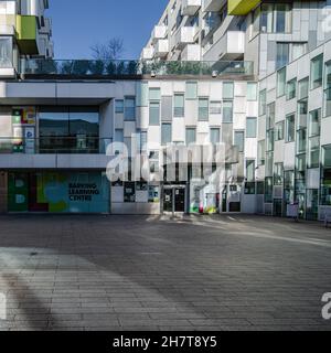 Ein One-Stop-Shop für viele der Bedürfnisse der lokalen Gemeinschaft finden Sie im Barking Learning Centre in London, Großbritannien Stockfoto