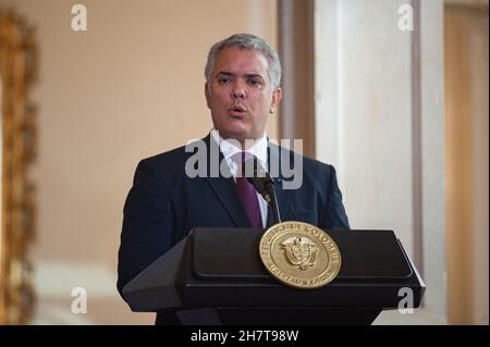 Bogota, Kolumbien. 24th. November 2021. Kolumbiens Präsident Ivan Duque spricht während des Besuchs des Generalsekretärs der Vereinten Nationen, Antonio Guterres, anlässlich des 5. Jahrestages des Friedensvertrages zwischen den Revolutionsarräten Kolumbiens (FARC-EP) und der kolumbianischen Regierung im Jahr 2017 vor der Presse. Am 24. November 2021 in Bogota, Kolumbien. Kredit: Long Visual Press/Alamy Live Nachrichten Stockfoto