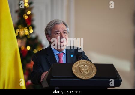 Bogota, Kolumbien. 24th. November 2021. Der Generalsekretär der Vereinten Nationen, Antonio Guterres, spricht während des Besuchs des Generalsekretärs der Vereinten Nationen, Antonio Guterres, anlässlich des 5. Jahrestages des Friedensvertrages zwischen den Revolutionären Streitkräften Kolumbiens (FARC-EP) und der kolumbianischen Regierung im Jahr 2017 vor der Presse. Am 24. November 2021 in Bogota, Kolumbien. Kredit: Long Visual Press/Alamy Live Nachrichten Stockfoto