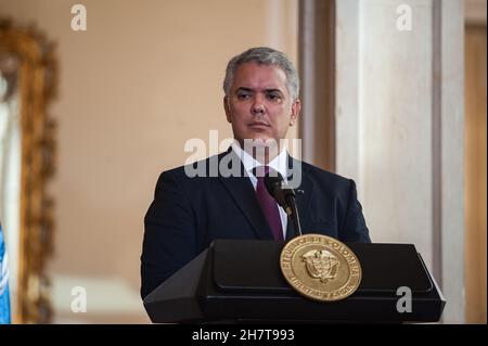 Bogota, Kolumbien. 24th. November 2021. Kolumbiens Präsident Ivan Duque spricht während des Besuchs des Generalsekretärs der Vereinten Nationen, Antonio Guterres, anlässlich des 5. Jahrestages des Friedensvertrages zwischen den Revolutionsarräten Kolumbiens (FARC-EP) und der kolumbianischen Regierung im Jahr 2017 vor der Presse. Am 24. November 2021 in Bogota, Kolumbien. Kredit: Long Visual Press/Alamy Live Nachrichten Stockfoto