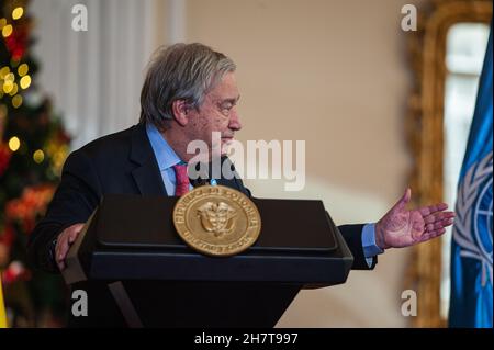 Bogota, Kolumbien. 24th. November 2021. Der Generalsekretär der Vereinten Nationen, Antonio Guterres, spricht während des Besuchs des Generalsekretärs der Vereinten Nationen, Antonio Guterres, anlässlich des 5. Jahrestages des Friedensvertrages zwischen den Revolutionären Streitkräften Kolumbiens (FARC-EP) und der kolumbianischen Regierung im Jahr 2017 vor der Presse. Am 24. November 2021 in Bogota, Kolumbien. Kredit: Long Visual Press/Alamy Live Nachrichten Stockfoto