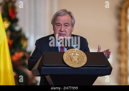 Bogota, Kolumbien. 24th. November 2021. Der Generalsekretär der Vereinten Nationen, Antonio Guterres, spricht während des Besuchs des Generalsekretärs der Vereinten Nationen, Antonio Guterres, anlässlich des 5. Jahrestages des Friedensvertrages zwischen den Revolutionären Streitkräften Kolumbiens (FARC-EP) und der kolumbianischen Regierung im Jahr 2017 vor der Presse. Am 24. November 2021 in Bogota, Kolumbien. Kredit: Long Visual Press/Alamy Live Nachrichten Stockfoto