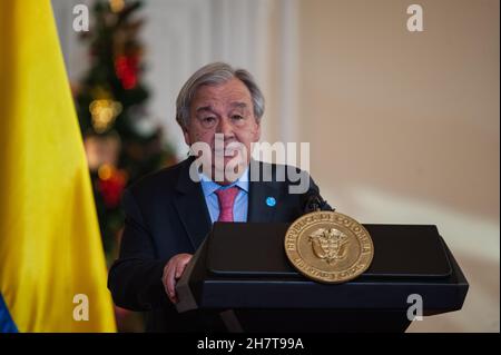 Bogota, Kolumbien. 24th. November 2021. Der Generalsekretär der Vereinten Nationen, Antonio Guterres, spricht während des Besuchs des Generalsekretärs der Vereinten Nationen, Antonio Guterres, anlässlich des 5. Jahrestages des Friedensvertrages zwischen den Revolutionären Streitkräften Kolumbiens (FARC-EP) und der kolumbianischen Regierung im Jahr 2017 vor der Presse. Am 24. November 2021 in Bogota, Kolumbien. Kredit: Long Visual Press/Alamy Live Nachrichten Stockfoto