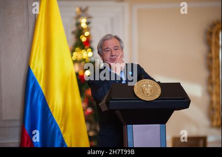 Bogota, Kolumbien. 24th. November 2021. Der Generalsekretär der Vereinten Nationen, Antonio Guterres, spricht während des Besuchs des Generalsekretärs der Vereinten Nationen, Antonio Guterres, anlässlich des 5. Jahrestages des Friedensvertrages zwischen den Revolutionären Streitkräften Kolumbiens (FARC-EP) und der kolumbianischen Regierung im Jahr 2017 vor der Presse. Am 24. November 2021 in Bogota, Kolumbien. Kredit: Long Visual Press/Alamy Live Nachrichten Stockfoto