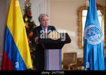 Bogota, Kolumbien. 24th. November 2021. Der Generalsekretär der Vereinten Nationen, Antonio Guterres, spricht während des Besuchs des Generalsekretärs der Vereinten Nationen, Antonio Guterres, anlässlich des 5. Jahrestages des Friedensvertrages zwischen den Revolutionären Streitkräften Kolumbiens (FARC-EP) und der kolumbianischen Regierung im Jahr 2017 vor der Presse. Am 24. November 2021 in Bogota, Kolumbien. Kredit: Long Visual Press/Alamy Live Nachrichten Stockfoto