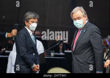 Bogota, Kolumbien. 24th. November 2021. Der Generalsekretär der Vereinten Nationen, Antonio Guterres (rechts), und die Bürgermeisterin von Bogota, Claudia Lopez, während des Besuchs des Generalsekretärs der Vereinten Nationen, Antonio Guterres, anlässlich des 5. Jahrestages des Friedensvertrages zwischen den Revolutionären Streitkräften Kolumbiens (FARC-EP) und der kolumbianischen Regierung im Jahr 2017. Am 24. November 2021 in Bogota, Kolumbien. Kredit: Long Visual Press/Alamy Live Nachrichten Stockfoto