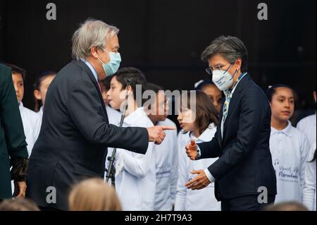 Bogota, Kolumbien. 24th. November 2021. Der Generalsekretär der Vereinten Nationen, Antonio Guterres (rechts), und die Bürgermeisterin von Bogota, Claudia Lopez, während des Besuchs des Generalsekretärs der Vereinten Nationen, Antonio Guterres, anlässlich des 5. Jahrestages des Friedensvertrages zwischen den Revolutionären Streitkräften Kolumbiens (FARC-EP) und der kolumbianischen Regierung im Jahr 2017. Am 24. November 2021 in Bogota, Kolumbien. Kredit: Long Visual Press/Alamy Live Nachrichten Stockfoto