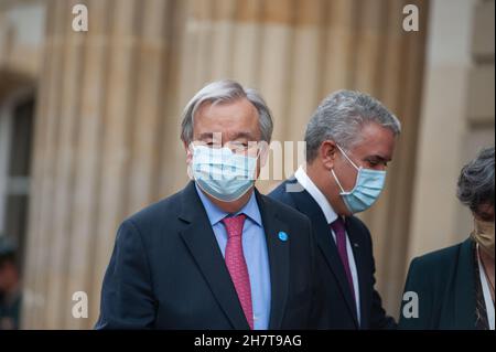 Bogota, Kolumbien. 24th. November 2021. Der kolumbianische Präsident Ivan Duque (rechts) und seine Frau María Juliana Ruiz Sandoval empfangen den Generalsekretär der Vereinten Nationen, Antonio Guterres, und seine Frau Catarina de Almeida Vaz, während des Besuchs des Generalsekretärs der Vereinten Nationen, Antonio Guterres, zum 5. Jahrestag des Friedensvertrages im Präsidentenpalast Kolumbiens Zwischen den Revolutionären Streitkräften Kolumbiens (FARC-EP) und der kolumbianischen Regierung im Jahr 2017. Am 24. November 2021 in Bogota, Kolumbien. Kredit: Long Visual Press/Alamy Live Nachrichten Stockfoto