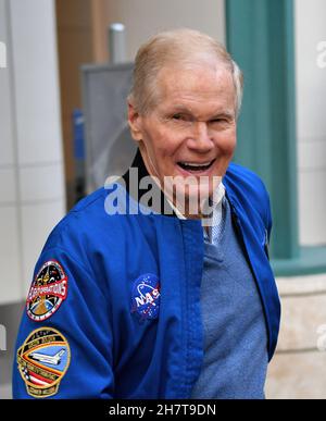 NASA-Administrator Bill Nelson kommt am Orlando International Airport an, um seine Ankündigung in einer Pressekonferenz zur Implementierung einer von der NASA entwickelten Flugplanungstechnologie für alle Flughäfen im Jahr 2023 zu übermitteln.das Luftraum-Technologie-Demonstrationssystem 2 (ATD-2) wurde im September an die Federal Aviation Administration (FAA) übertragen. Diese Technologie wird es den Flugzeugen ermöglichen, direkt zum Start auf die Startbahn zu Rollen, um übermäßige Ausfahrzeiten und Wartezeiten zu vermeiden und so den Kraftstoffverbrauch, die Emissionen und die Verspätungen der Passagiere zu reduzieren. Stockfoto