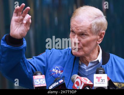 NASA-Administrator Bill Nelson gibt während einer Pressekonferenz am Orlando International Airport eine Ankündigung über die Implementierung einer von der NASA entwickelten Flugplanungstechnologie für alle Flughäfen im ganzen Land im Jahr 2023 ab.das Luftraum-Technologie-Demonstrationssystem 2 (ATD-2) wurde im September an die Federal Aviation Administration (FAA) übertragen. Diese Technologie wird es den Flugzeugen ermöglichen, direkt zum Start auf die Startbahn zu Rollen, um übermäßige Ausfahrzeiten und Wartezeiten zu vermeiden und so den Kraftstoffverbrauch, die Emissionen und die Verspätungen der Passagiere zu reduzieren. Stockfoto