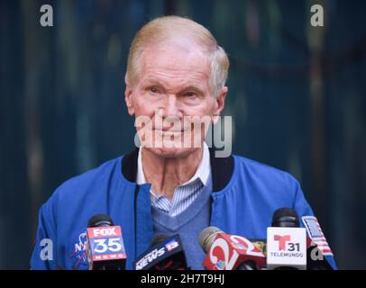 NASA-Administrator Bill Nelson kündigt während einer Pressekonferenz am Orlando International Airport die Implementierung einer von der NASA entwickelten Flugplanungstechnologie für alle Flughäfen im ganzen Land im Jahr 2023 an.das Luftraum-Technologie-Demonstrationssystem 2 (ATD-2) wurde im September an die Federal Aviation Administration (FAA) übertragen. Diese Technologie wird es den Flugzeugen ermöglichen, direkt zum Start auf die Startbahn zu Rollen, um übermäßige Ausfahrzeiten und Wartezeiten zu vermeiden und so den Kraftstoffverbrauch, die Emissionen und die Verspätungen der Passagiere zu reduzieren. (Foto von Paul Hennessy/SOPA Images/Sipa USA) Stockfoto