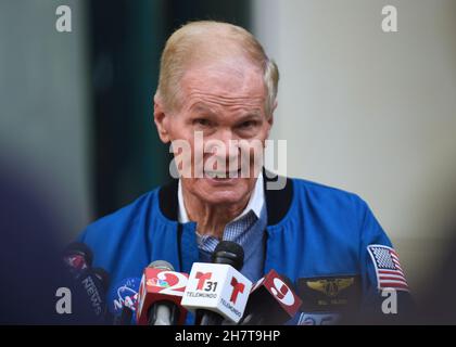 NASA-Administrator Bill Nelson gibt während einer Pressekonferenz am Orlando International Airport eine Ankündigung über die Implementierung einer von der NASA entwickelten Flugplanungstechnologie für alle Flughäfen im ganzen Land im Jahr 2023 ab.das Luftraum-Technologie-Demonstrationssystem 2 (ATD-2) wurde im September an die Federal Aviation Administration (FAA) übertragen. Diese Technologie wird es den Flugzeugen ermöglichen, direkt zum Start auf die Startbahn zu Rollen, um übermäßige Ausfahrzeiten und Wartezeiten zu vermeiden und so den Kraftstoffverbrauch, die Emissionen und die Verspätungen der Passagiere zu reduzieren. (Foto von Paul Hennessy/SOPA Images/Sipa USA) Stockfoto