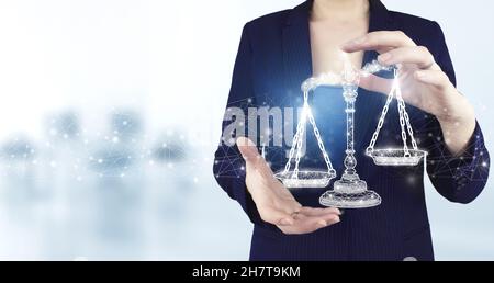 Arbeitsrecht Rechtsanwalt Legal Business. Zwei Hand halten virtuelles holographisches Symbol für das Arbeitsrecht mit hellem unscharfem Hintergrund. Justizrecht, Rechtswaage Stockfoto