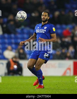 Cardiff City Stadium, Cardiff, Großbritannien. 24th. November 2021. EFL Championship Football, Cardiff City gegen Hull; Curtis Nelson von Cardiff City steuert den Ball Kredit: Action Plus Sports/Alamy Live News Stockfoto