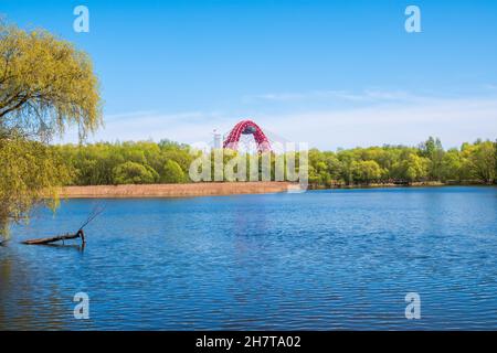 Blick auf die Zhivopisny-Brücke von Serebryany Bor. Grüne russische Natur im Frühling Moskau, Serebryany Bor und Schiwopisny Brücke Stockfoto