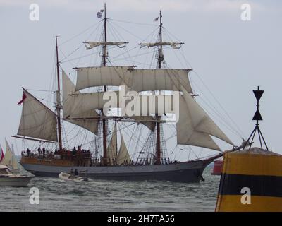 VANNES, FRANKREICH - 17. Okt 2021: Nahaufnahme eines dänischen Holzbootes auf dem Ozean, umgeben von kleinen Booten Stockfoto