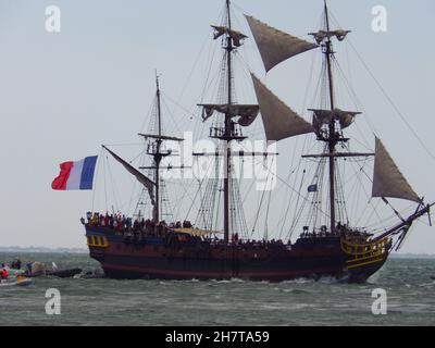 VANNES, FRANKREICH - 17. Okt 2021: Nahaufnahme eines sehr großen hölzernen Segelbootes auf dem Ozean mit der französischen Flagge Stockfoto