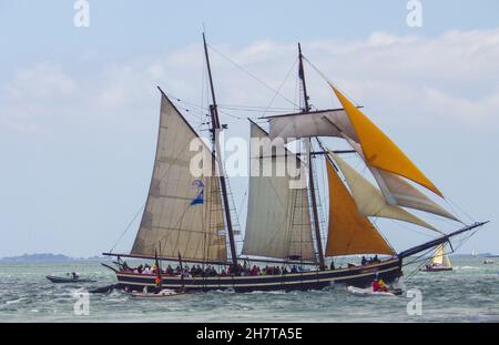 VANNES, FRANKREICH - 17. Okt 2021: Nahaufnahme des historischen Etoile de France-Segelbootes auf dem Ozean, umgeben von kleinen Booten Stockfoto