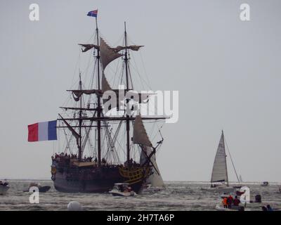 VANNES, FRANKREICH - 17. Okt 2021: Nahaufnahme eines sehr großen hölzernen Segelbootes auf dem Ozean mit der französischen Flagge Stockfoto