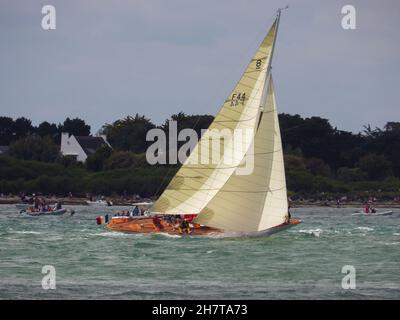 VANNES, FRANKREICH - 17. Okt 2021: Nahaufnahme eines hohen Schiffes, das vom Meereswind liegt Stockfoto